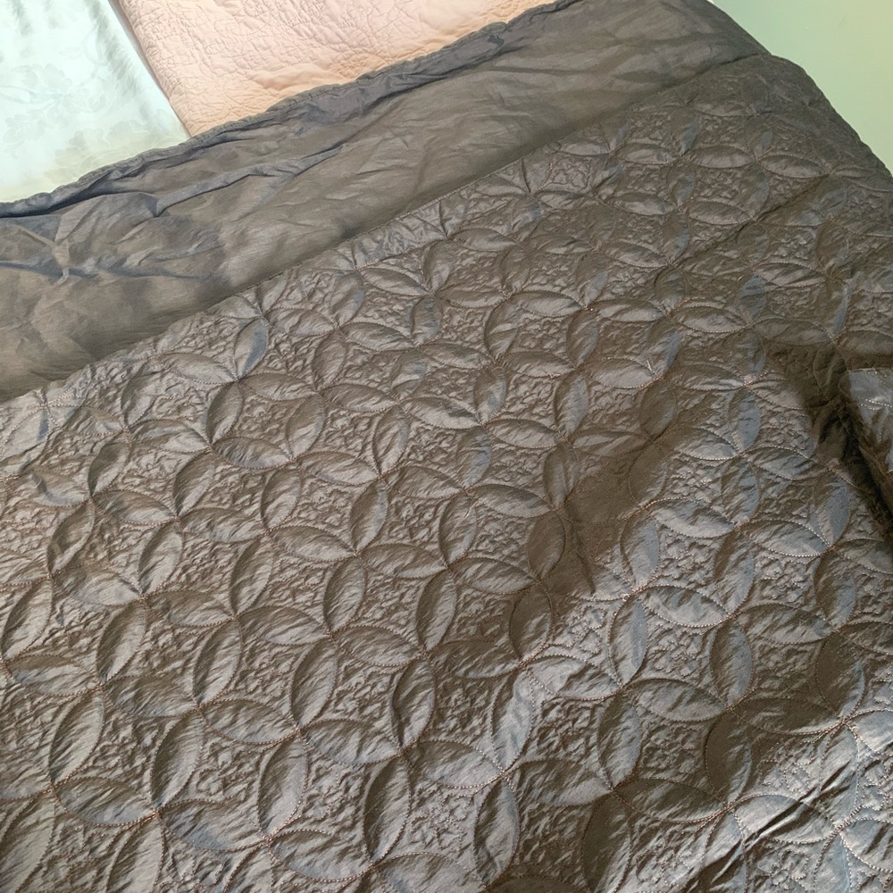 Queen lightweight quilt